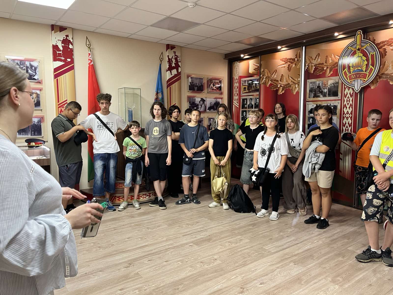 Экскурсия учащихся военно-патриотического лагеря «Патриот» в комнату исторической памяти и оптико- электронный тир ОВД администрации Октябрьского района