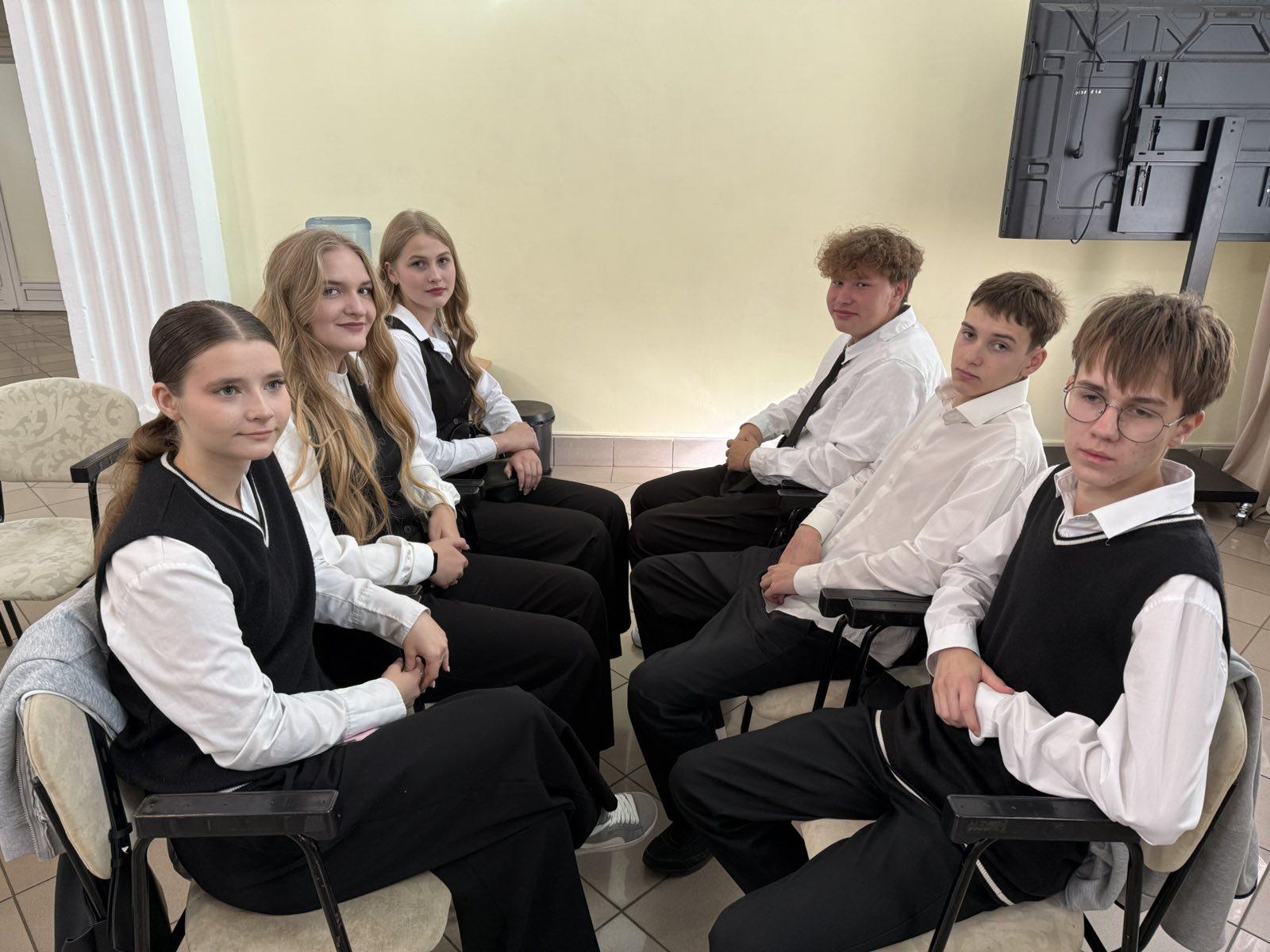 Команда учащихся «Патриот» приняла участие в интеллектуальном конкурсе среди учащихся военно- патриотических классов, посвященном Дню народного единства