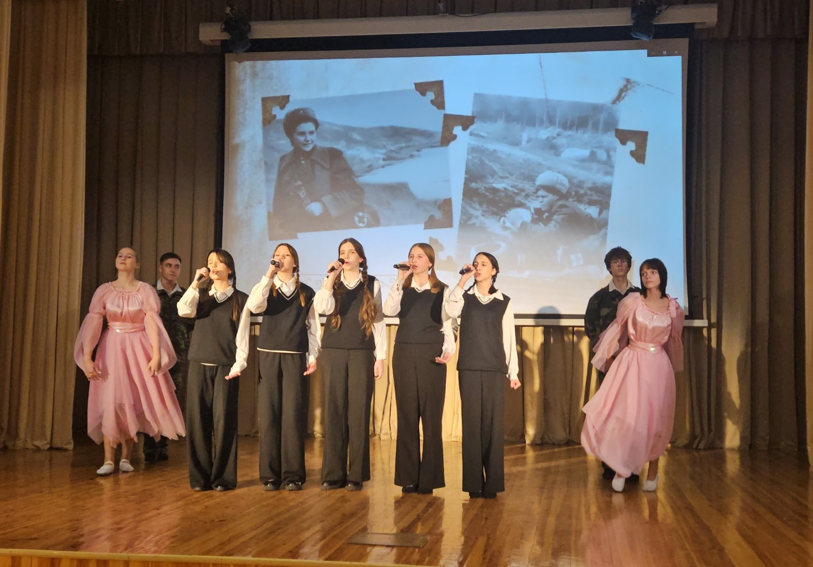 Учащиеся школы стали участниками 4 открытого городского конкурса военно — патриотической песни времён Великой Отечественной и Афганской войн «Через года — Помните!»