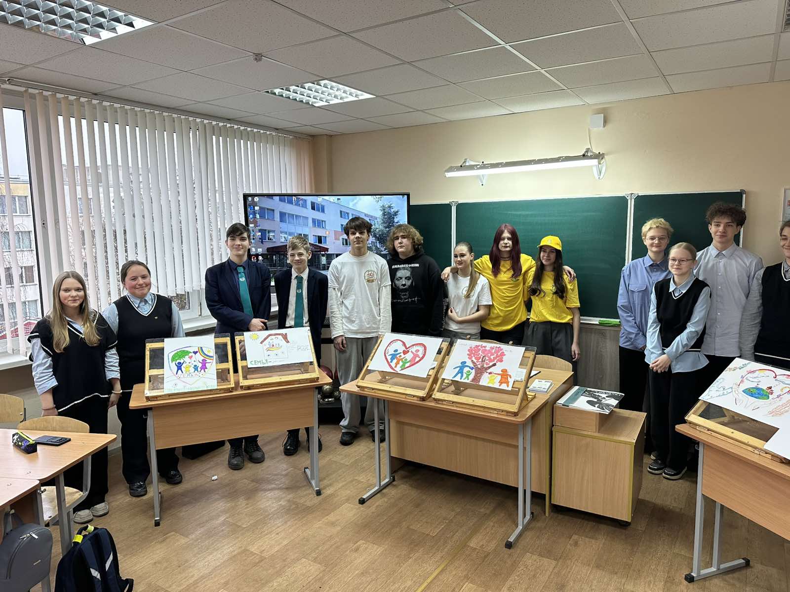 Учащиеся 9Б класса приняли участие в коллективном творческом деле « Крепкая семья- счастливые дети»