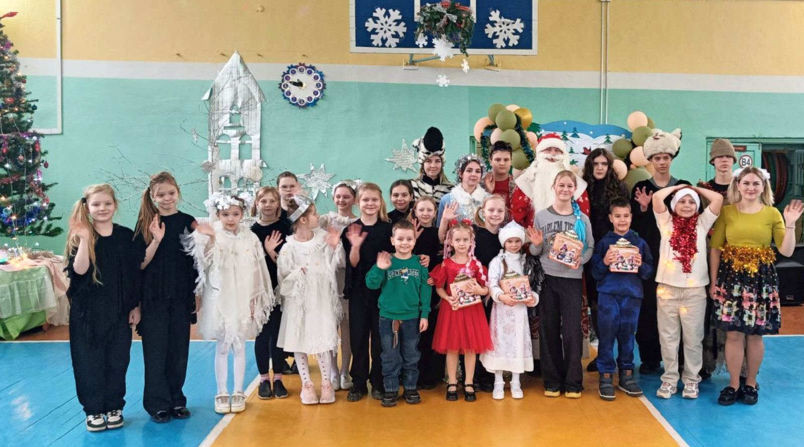 В Средней школе №30 г. Витебска членами профсоюза и учащимися был организован новогодний утренник для детей работников школы.