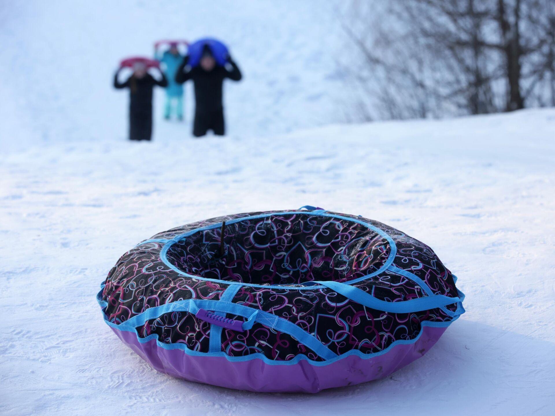 Правила катания на тюбингах и ледянках: безопасные зимние развлечения