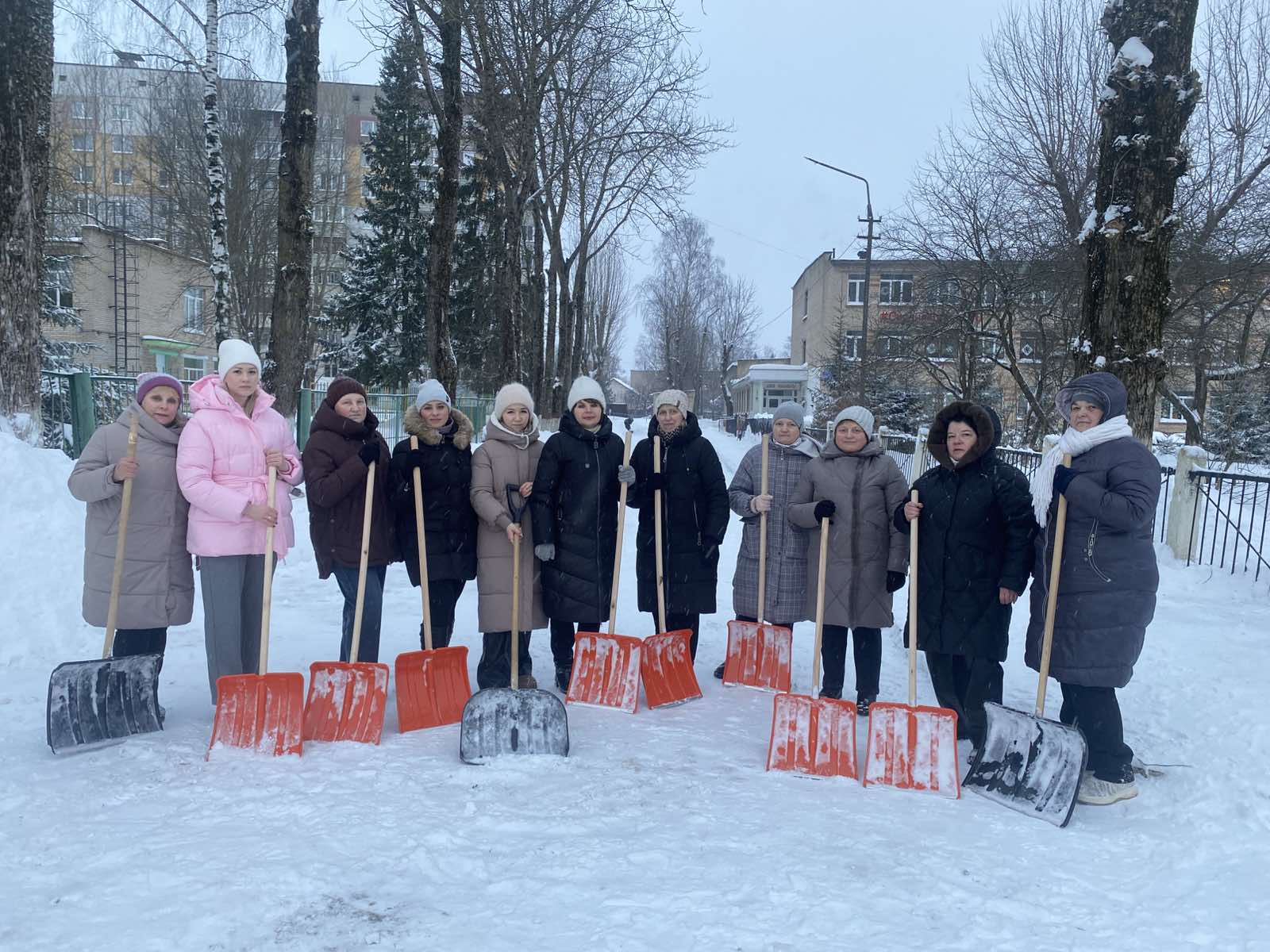 Вместе против стихии — под таким девизом работники средней школы №30 г.Витебска имени М.И.Маценко провели уборку снега на школьном дворе и прилегающих территориях.