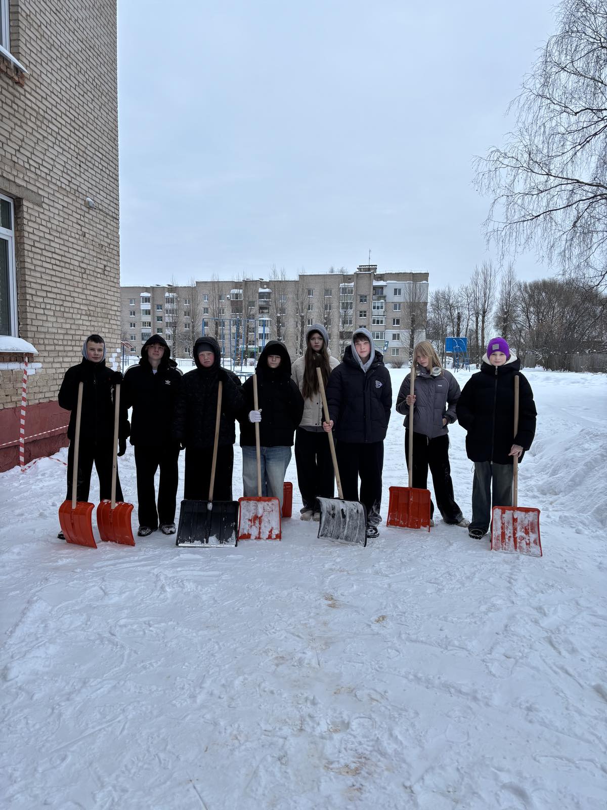 Учащиеся и педагогические работники присоединились к акции по уборке школьной территории от снега