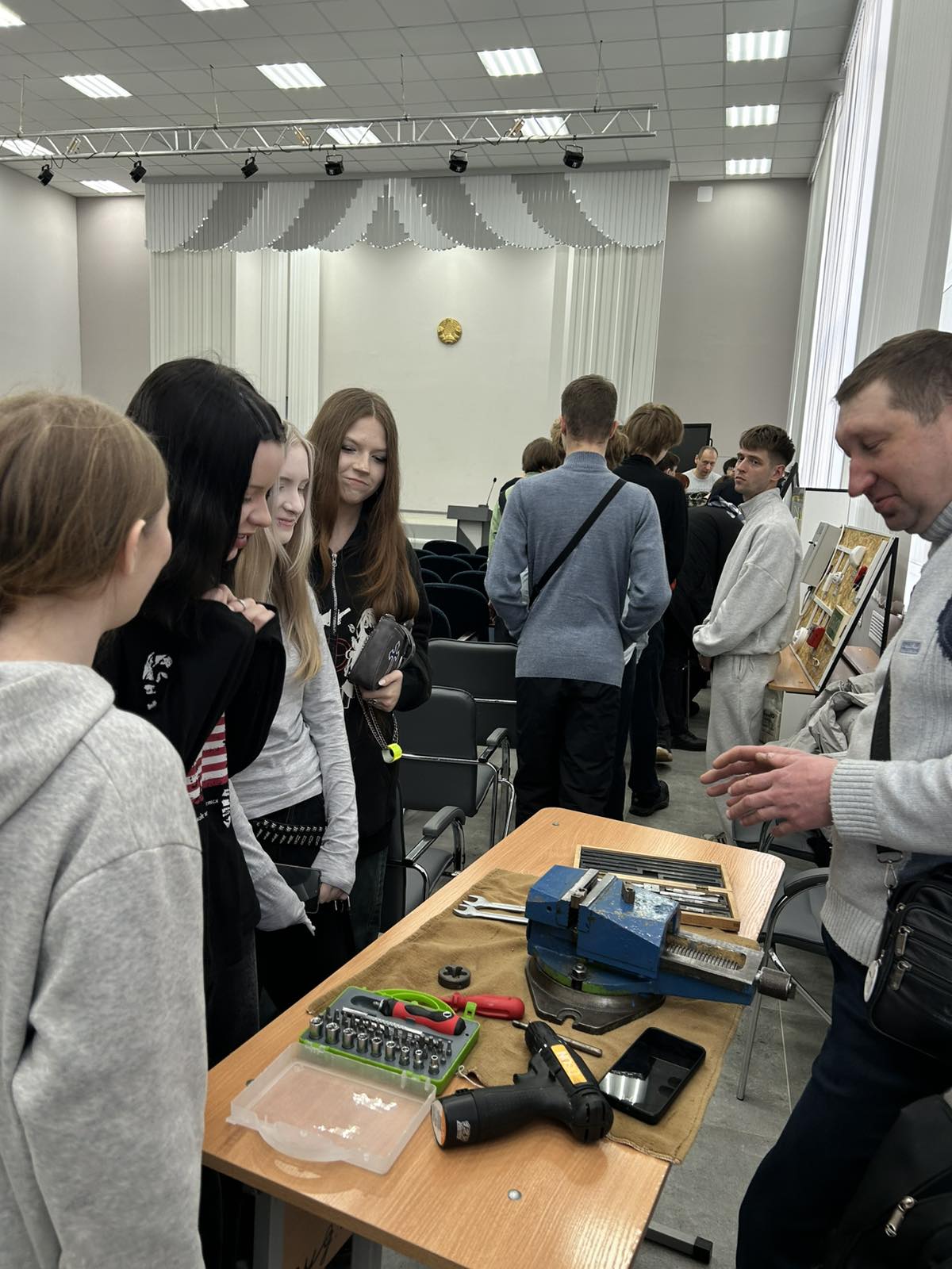 В рамках профориентации учащиеся 9 «А» класса посетили колледж электротехники