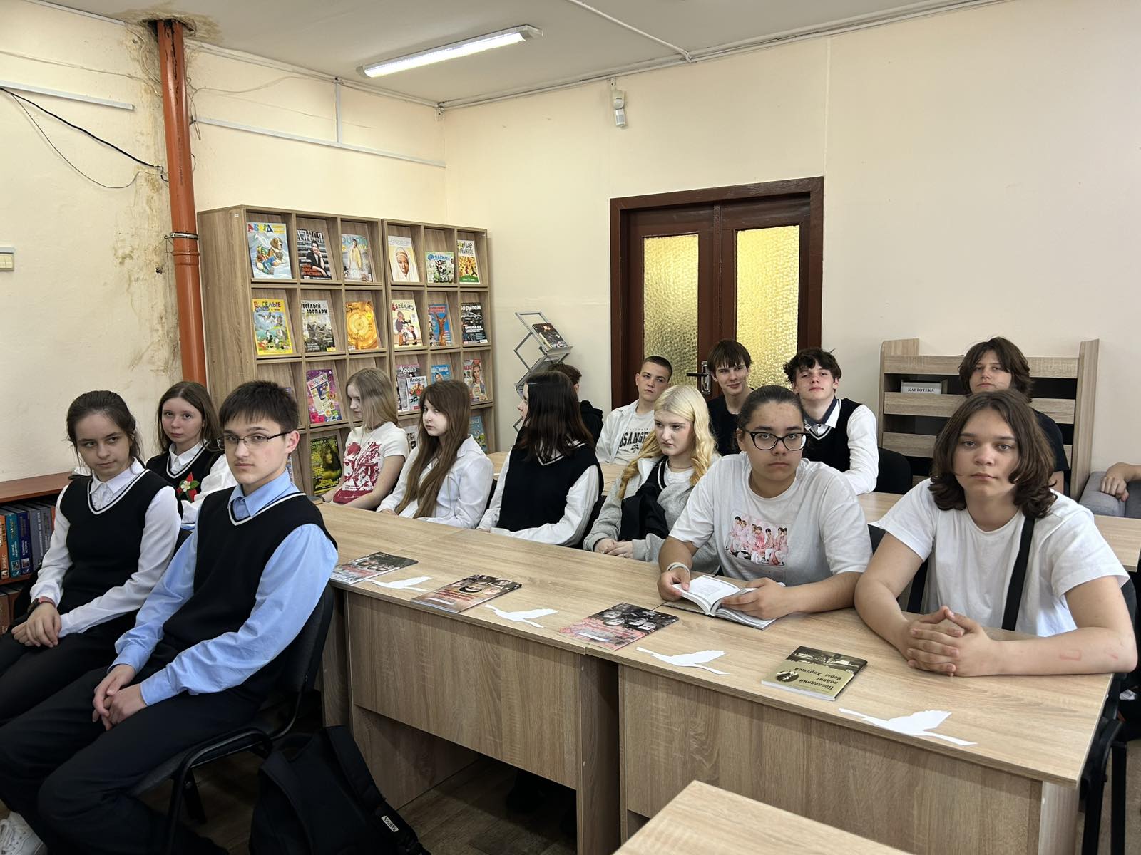 9А класс в библиотеке имени Маяковского на мероприятии « Нас ждет Победа», посвященному 9 мая