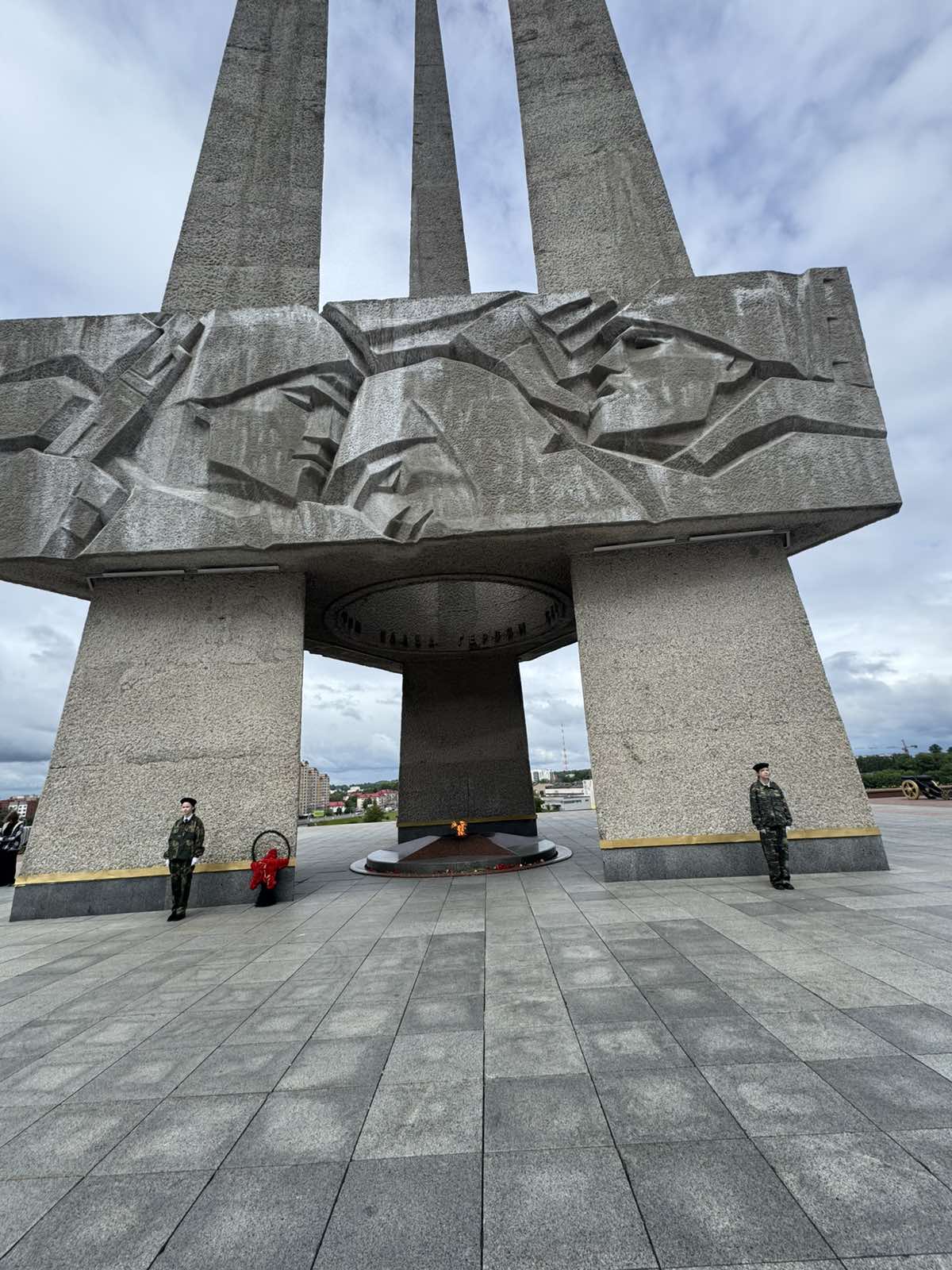 Учащиеся школы несут Вахту памяти, пост №1 на площади Победы