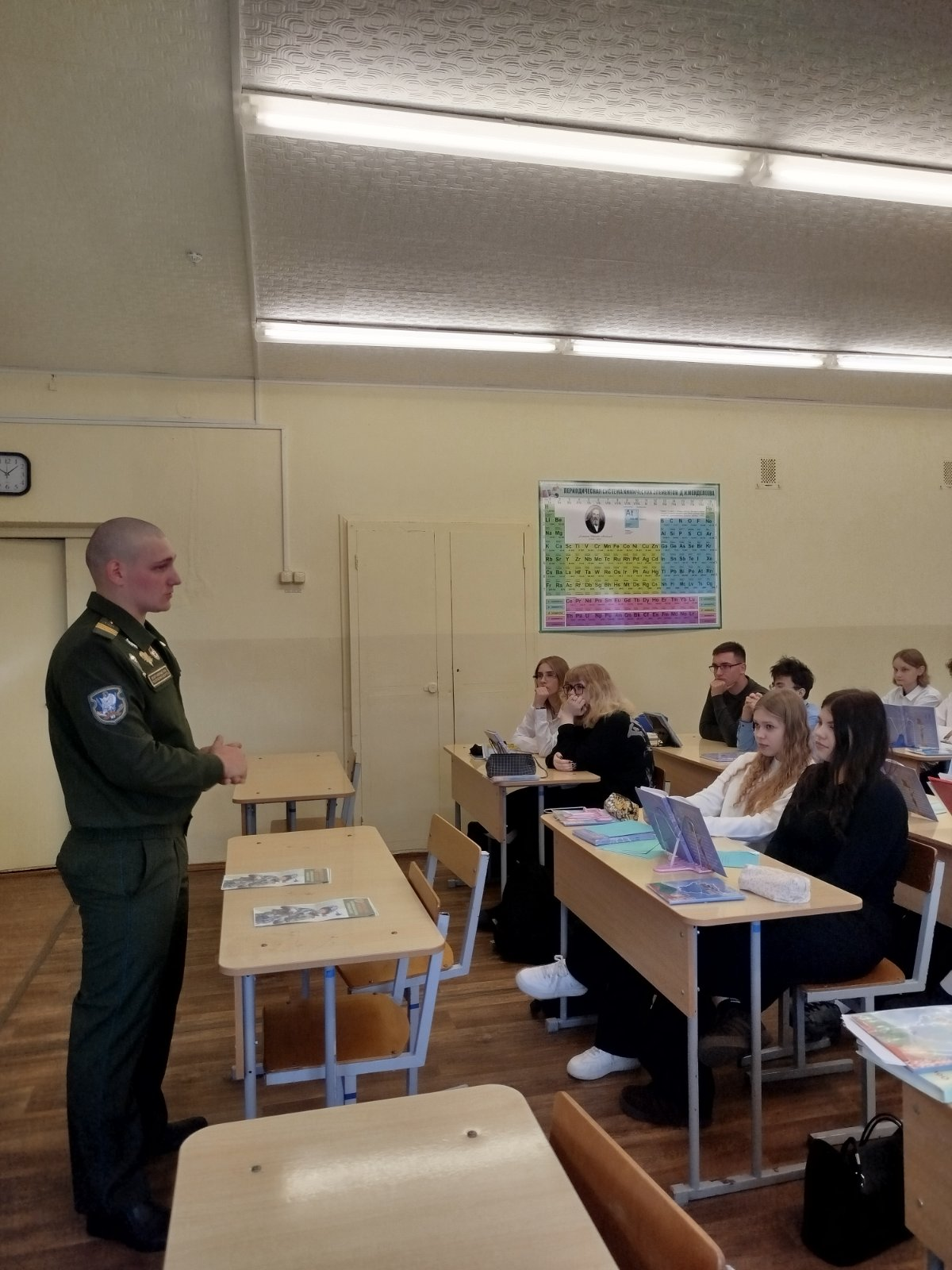 12 октября состоялась профориентационная встреча учащихся школы с выпускником школы сержантом в/ч 52287 Кокорко Михаилом